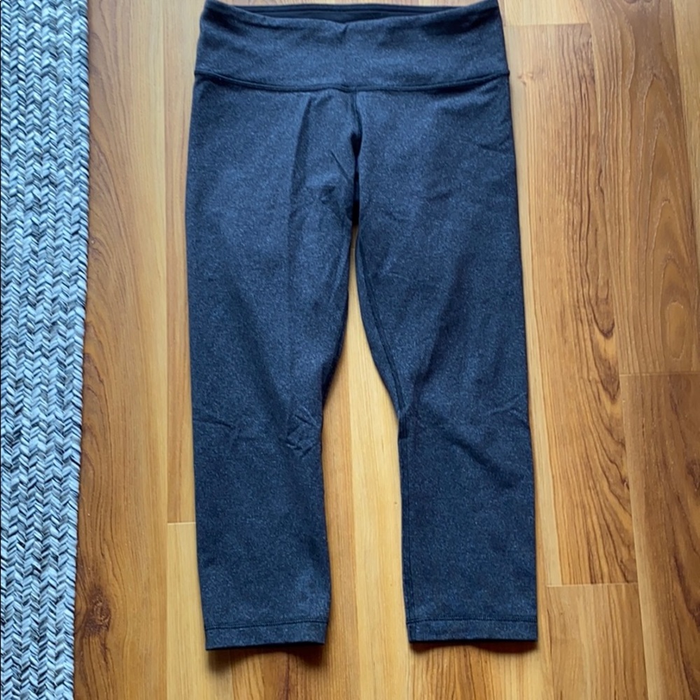 EUC Lululemon EUC see under crops heather black 6